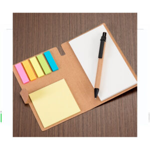 bloco de notas, bloco de notas com aproximadamente 70 páginas, bloco de notas ecológico, bloco de anotações, bloco de notas com blocos auto adesivos, blocos auto adesivos internos coloridos com 25 folhas pequenas, bloco de notas com trava na capa, bloco de notas em kraft, bloco auto adesivo amarelo com aproximadamente 25 folhas, bloco com folhas grandes, bloco sem caneta