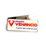 boton metal, boton latão, boton com presilha, boton com alfinete, boton banho de metal, boton impressão digital, boton policromia, boton formato retangular, boton de níquel, boton dourado, comprar boton, comprar boton rio de janeiro, boton rj, boton retangular, boton drogaria, boton drogaria venancio, boton em vinil auto adesivo